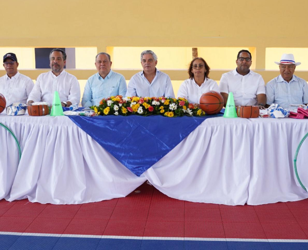  imagen &nbsp;El viceministro de Gesti&oacute;n Administrativa del Minerd, Julio Cordero; la gobernadora provincial, Pura Casilla y el viceministro de Relaciones de la Sociedad Civil del Ministerio de la Presidencia, Benny Metz entre otras autoridades educativas.&nbsp; 