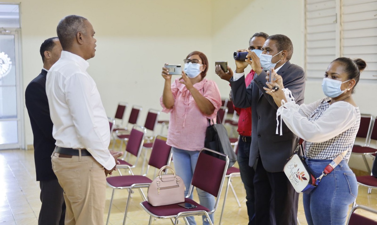  imagen El acto de entrega estuvo encabezado por el Director de este Distrito Educativo 13-04, Carlos Sandoval Abreu, la Gobernadora de esta provincia Rosalba Milagros Pe&ntilde;a, tambi&eacute;n estuvo presente el Director del Distrito 13-05 de Loma Cabrera, Ignacio G&oacute;mez, y&nbsp; la Directora del 13-06 de Restauraci&oacute;n Valeria Luciano P&eacute;rez. 