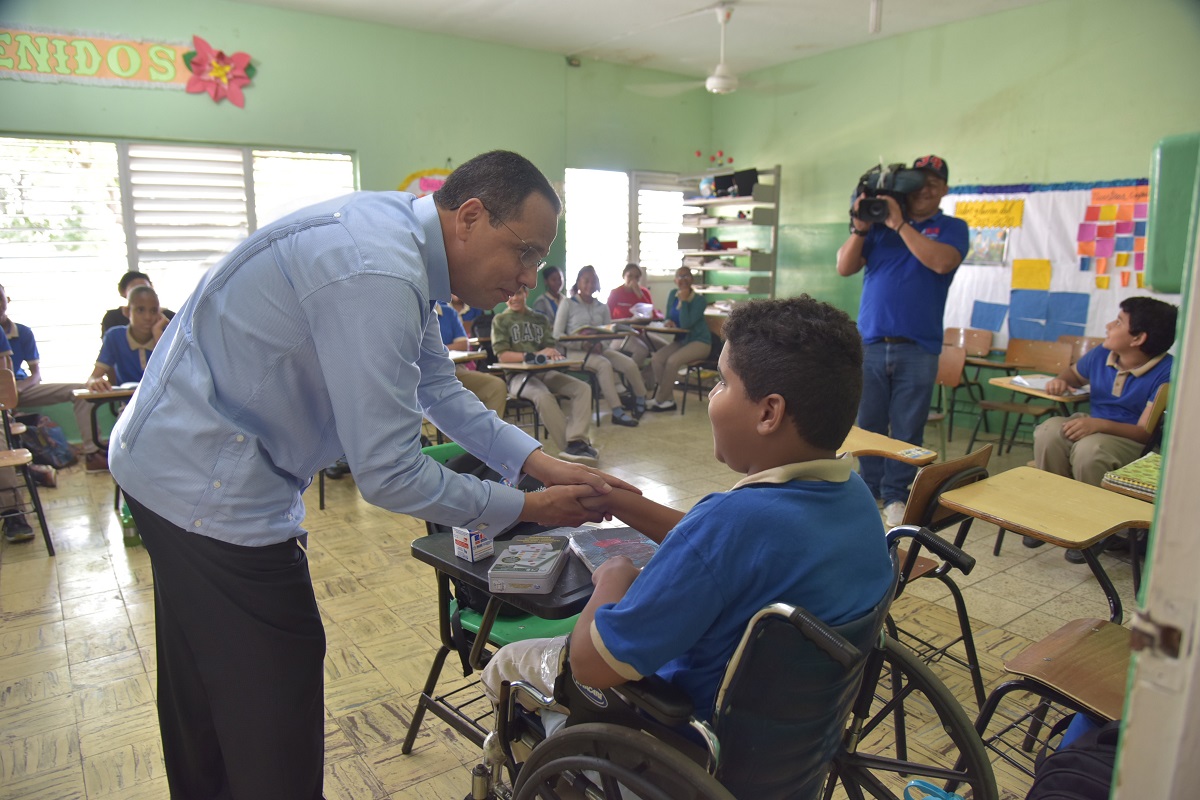  imagen Ministro Pe&ntilde;a Mirabal con estudiantes durante el simulacro 