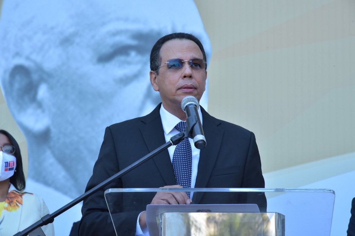  imagen El ministro de Educaci&oacute;n, Antonio Pe&ntilde;a Mirabal, encabeza el izamiento de la bandera en ocasi&oacute;n de celebrarse el D&iacute;a Nacional del Maestro y el 111 aniversario del natalicio del Profesor Juan Bosch, actividad celebrada en la explanada frontal del MINERD. 