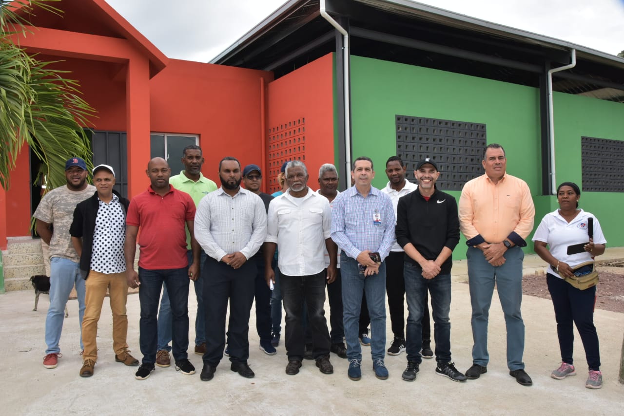  imagen Comisi&oacute;n t&eacute;cnica del Ministerio de Educaci&oacute;n en una instalacion deportiva de la provincia de Monte Plata, de las que fueron sometidas a un proceso de reacondicionamiento luego de la celebraci&oacute;n en diciembre pasado de los IX Juegos Deportivos Escolares.&nbsp; &nbsp; 