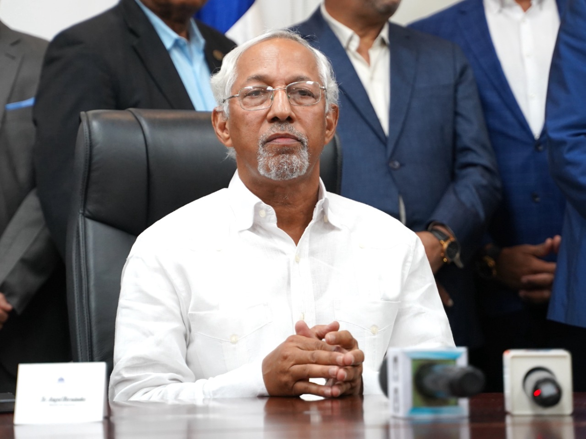  imagen &Aacute;ngel Hern&aacute;ndez, Ministro de Educaci&oacute;n de la Rep&uacute;blica Dominicana, de pie ante las c&aacute;maras.
&nbsp; 