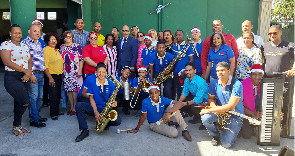  imagen Estudiantes de la banda del Politectico Felix Maria Ruiz, junto a directivos del MINERD. 