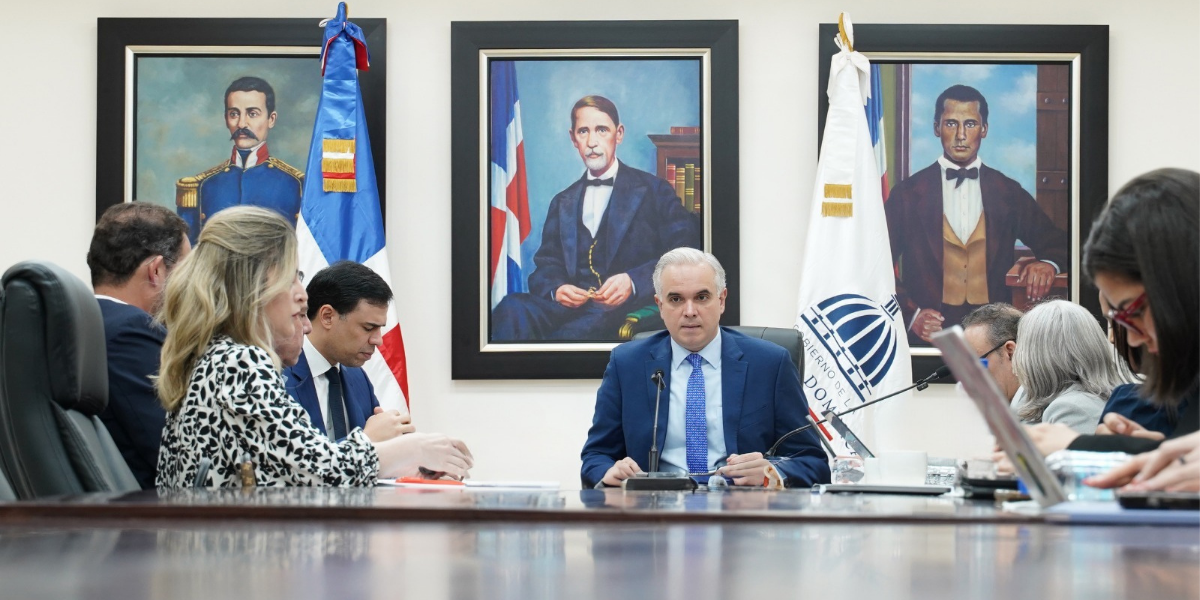  imagen Ministro de&nbsp;Educaci&oacute;n junto al Ministro de cultura y demas entidades en el salon Ercilia Pepin 
