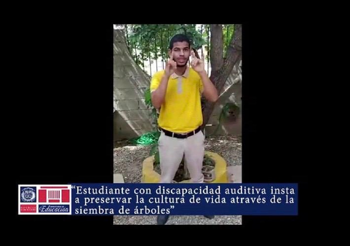  imagen Jes&uacute;s Aybar y Sebasti&aacute;n Mart&iacute;nez, tiernos y amorosos estudiantes del centro de educaci&oacute;n especial Eustacia Marte en Santiago, del distrito 08-04 motivaron a la siembra de &aacute;rboles para mejorar el ambiente. 