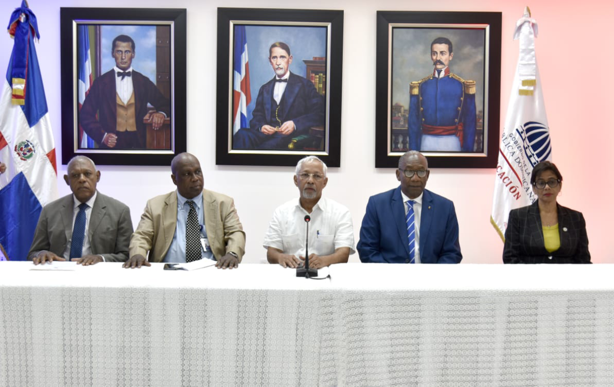  imagen Ministro de Educaci&oacute;n, &Aacute;ngel Hern&aacute;ndez recibe libros de textos en presencia de autoridades educativas.&nbsp; 