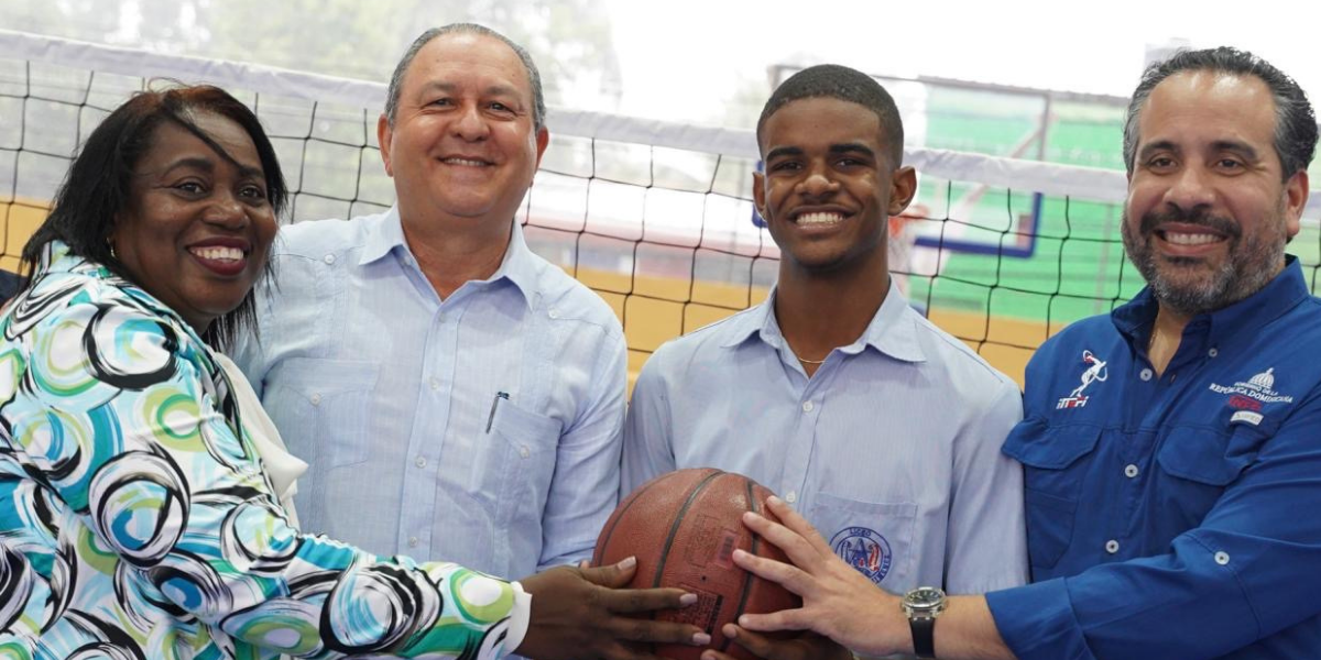  imagen inauguraci&oacute;n de cancha bajo techo del liceo Ram&oacute;n Emilio Jim&eacute;nez, del Distrito Educativo 10-03 