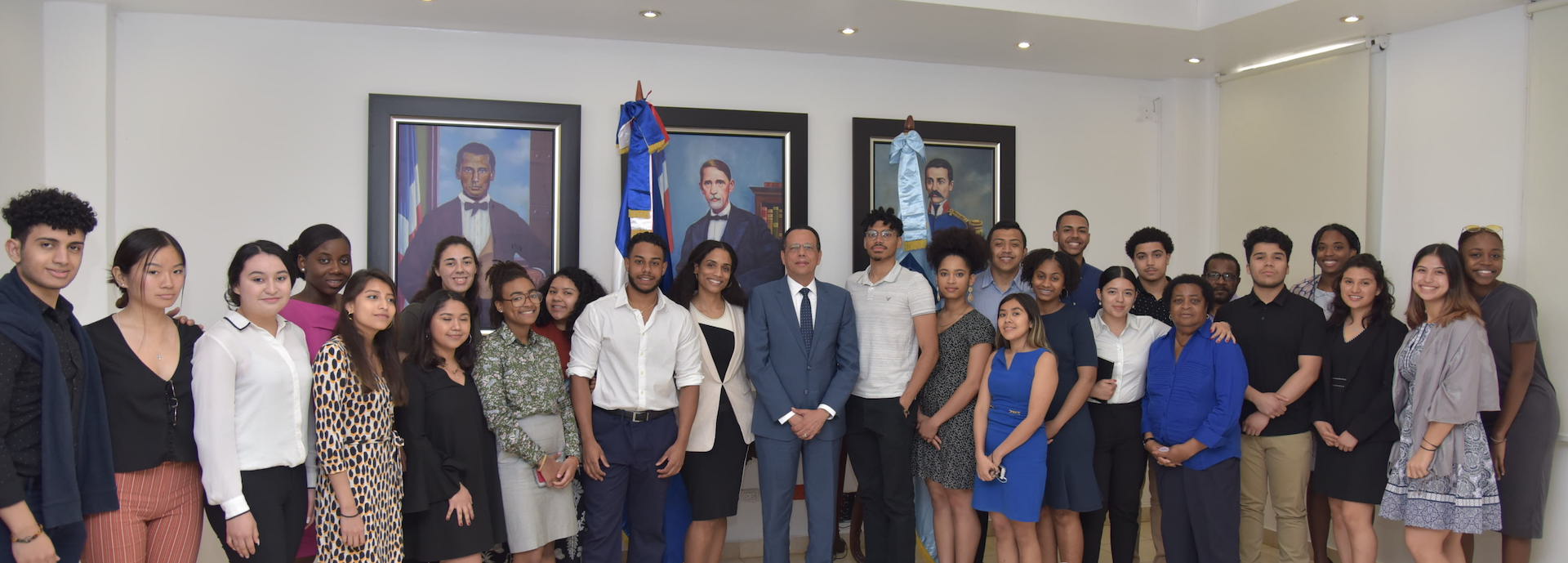  imagen Ministro de Educaci&oacute;n, Antonio Pe&ntilde;a Mirabal, recibi&oacute; la visita de 23 estudiantes del Boston College de Estados Unidos, quienes se encuentran el pa&iacute;s para conocer sobre la cultura y el sistema educativo p&uacute;blico y privado de la Rep&uacute;blica Dominicana 