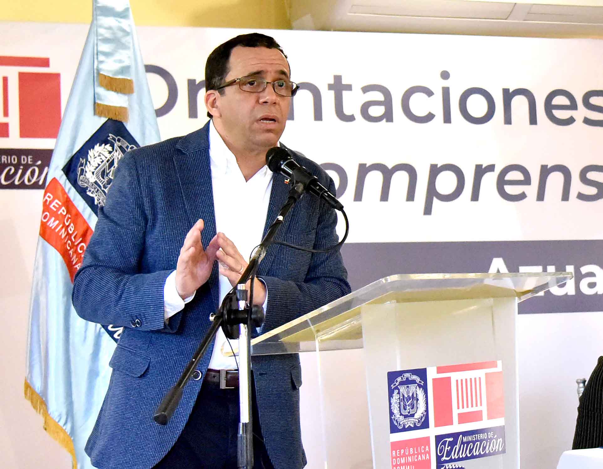  imagen Ministro Andr&eacute;s Navarro desde podium se dirige a las familias de la comunidad educativa de Azua. 