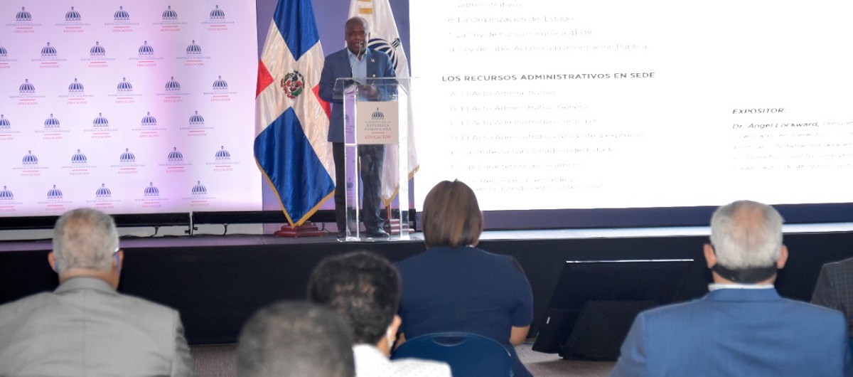  imagen El taller fue impartido por &Aacute;ngel Lockward, presidente de FUNDESEP. Dijo que cada funcionario que forma parte de las diferentes &aacute;reas del Ministerio de Educaci&oacute;n, se capacita para tener una noci&oacute;n m&aacute;s amplia sobre sus funciones.
&nbsp; 
