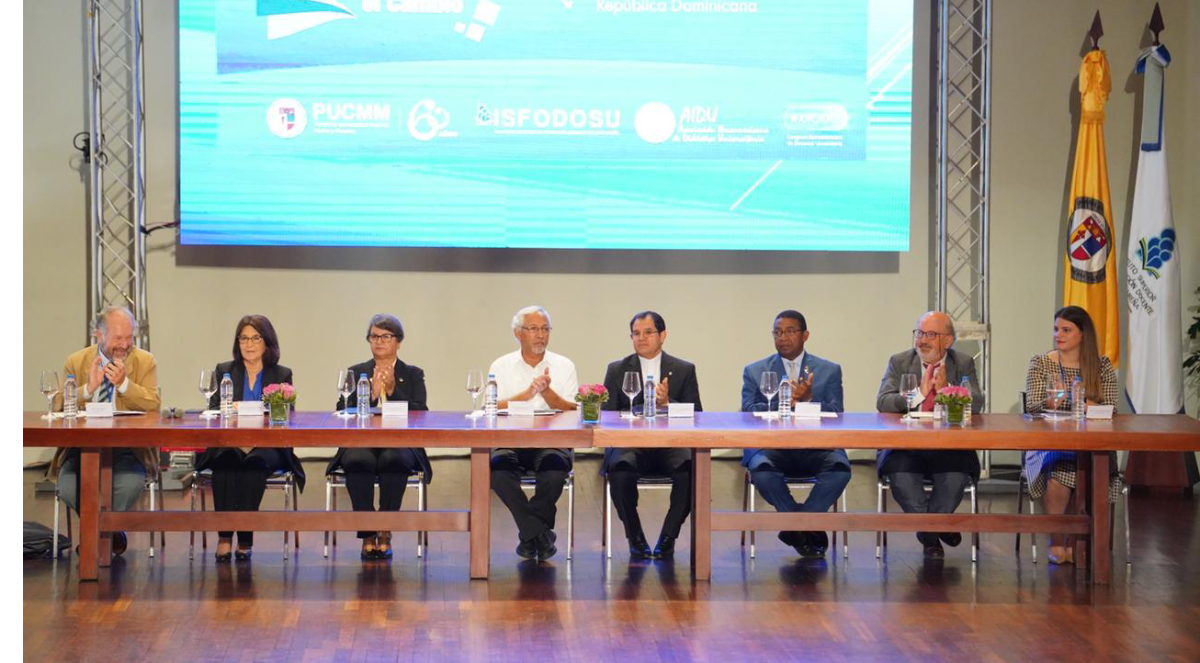  imagen Ministro de Educaci&oacute;n, &Aacute;ngel Hern&aacute;ndez en la mesa de honor con otras autoridades del &aacute;rea de educaci&oacute;n.&nbsp; 