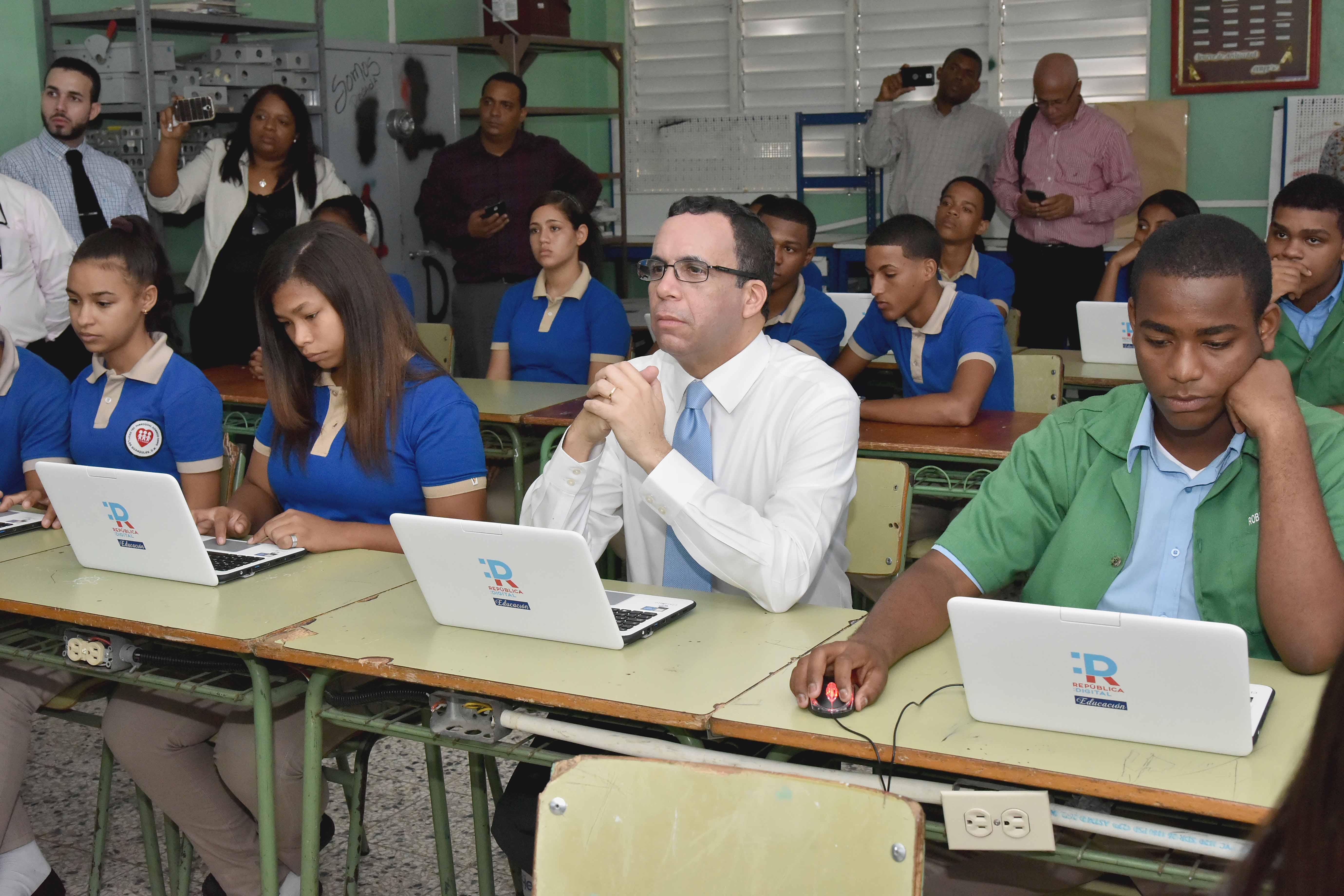  imagen Ministro Andr&eacute;s Navarro de pie frente a estudiantes sentados con sus laptops de Rep&uacute;blica Digital Educaci&oacute;n 