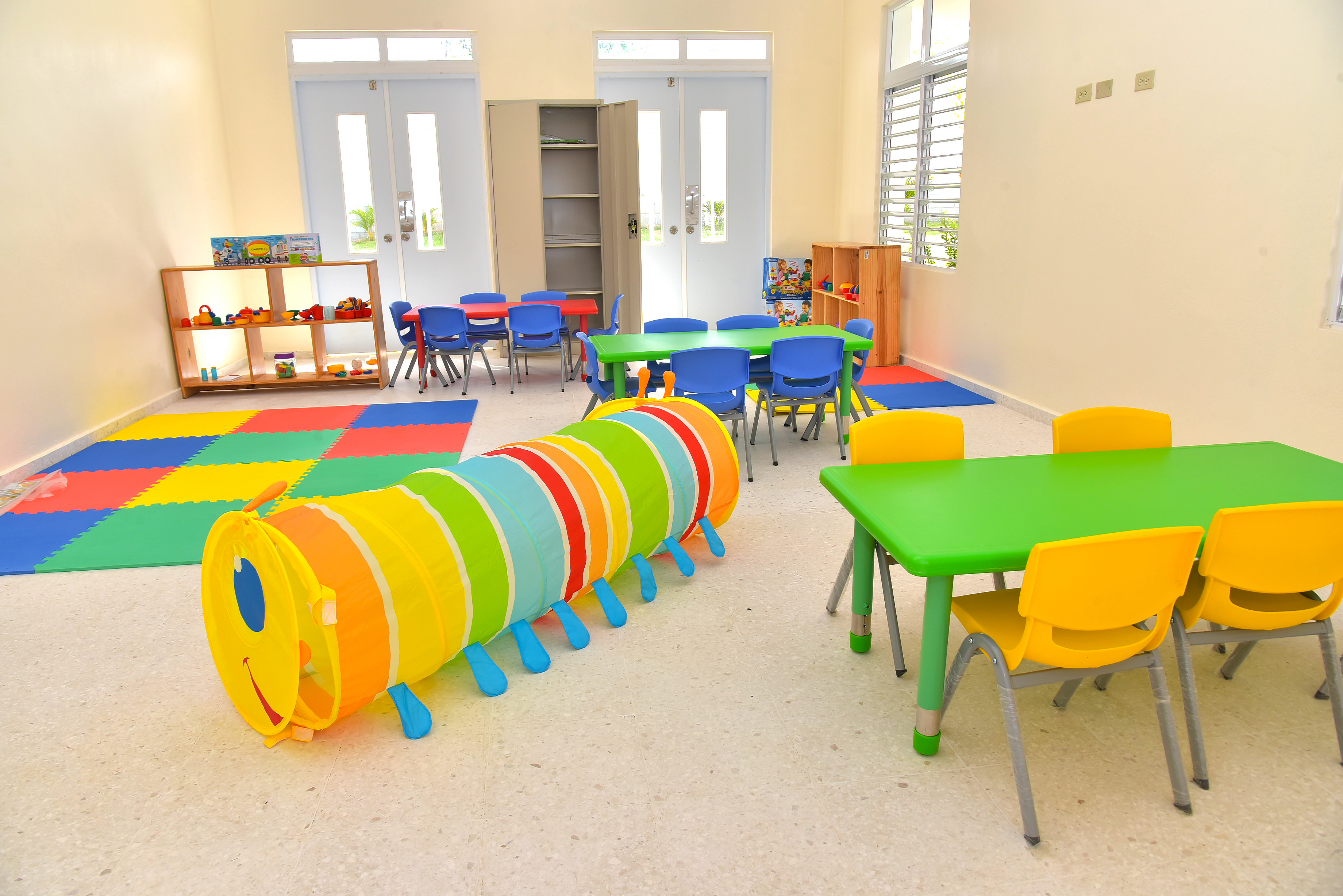  imagen Ministro Antonio Pe&ntilde;a Mirabal junto a directora de&nbsp;INAIPI y dem&aacute;s personalidades en acto de&nbsp;apertura de un Centro de Atenci&oacute;n Integral a la Primera Infancia (CAIPI). 
