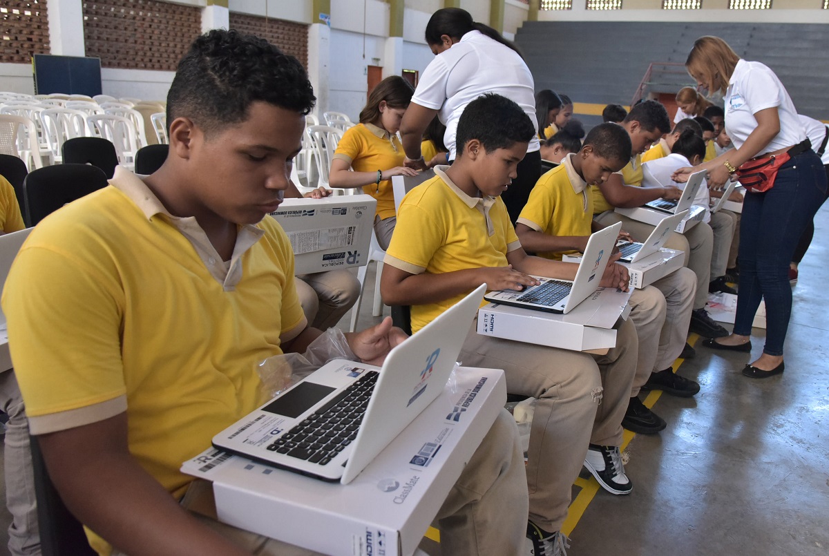 imagen Estudiantes que recibieron las computadoras 