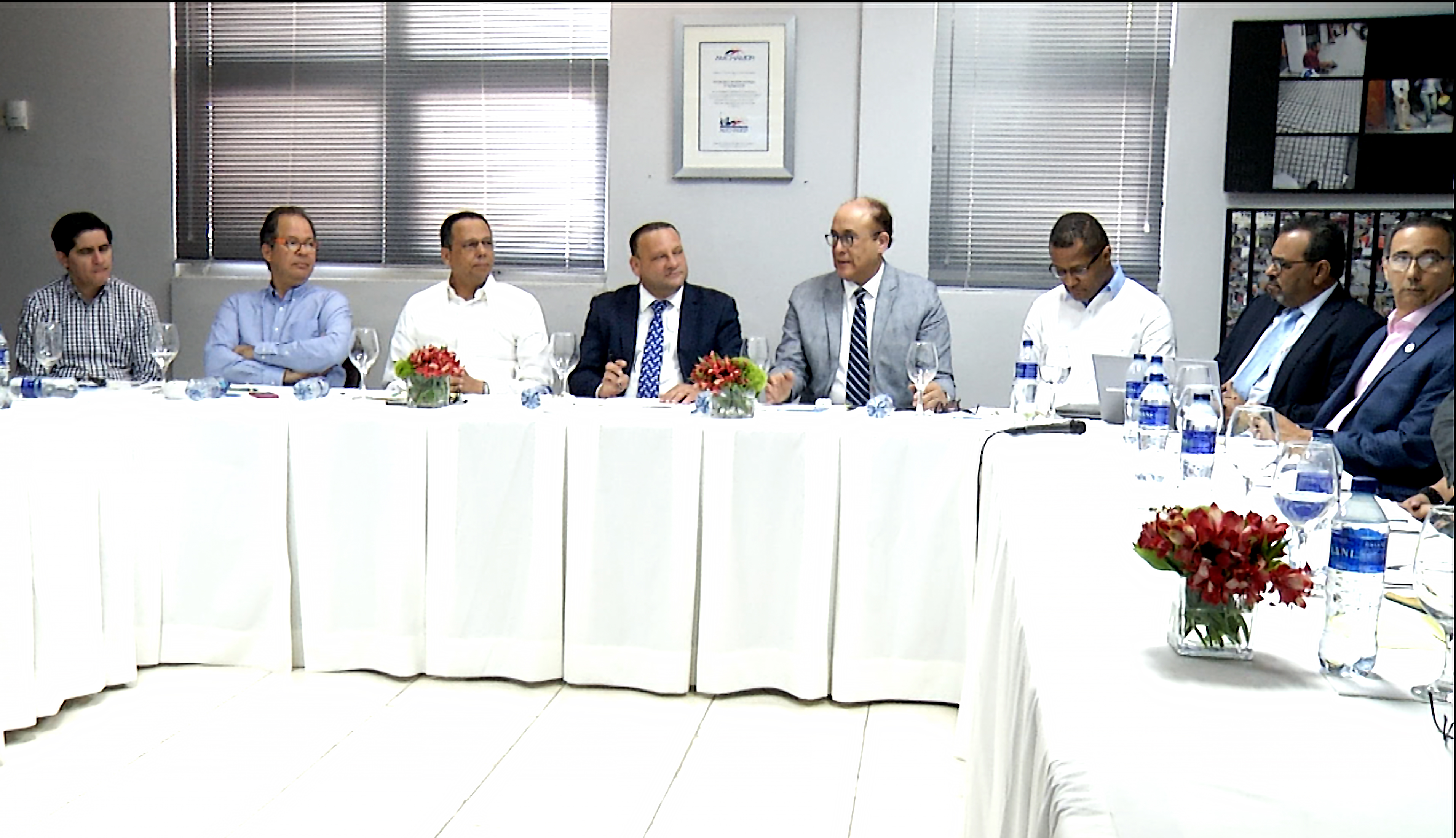  imagen Ministro sentado durante encuentro-almuerzo con los directivos y otras personalidades invitadas del Consejo para el Desarrollo Estrat&eacute;gico de la Ciudad y el Municipio de Santiago. 