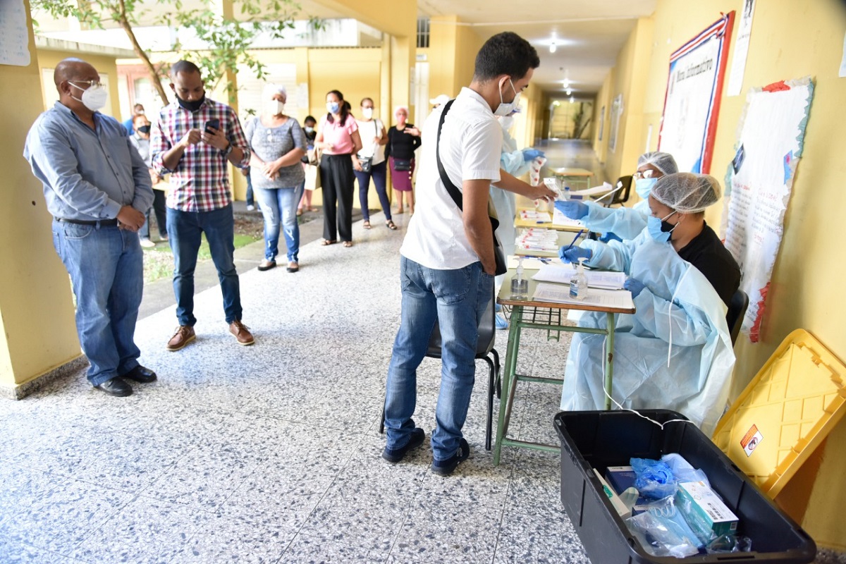  imagen Los centros intervenidos hoy fueron el Polit&eacute;cnico Uni&oacute;n Panamericana, donde se realizaron 120 pruebas, y la escuela B&aacute;sica Madame Germaine Rocour de Pellerado, ubicada en el sector El Mill&oacute;n, donde fueron tomadas 60 muestras.
&nbsp; 