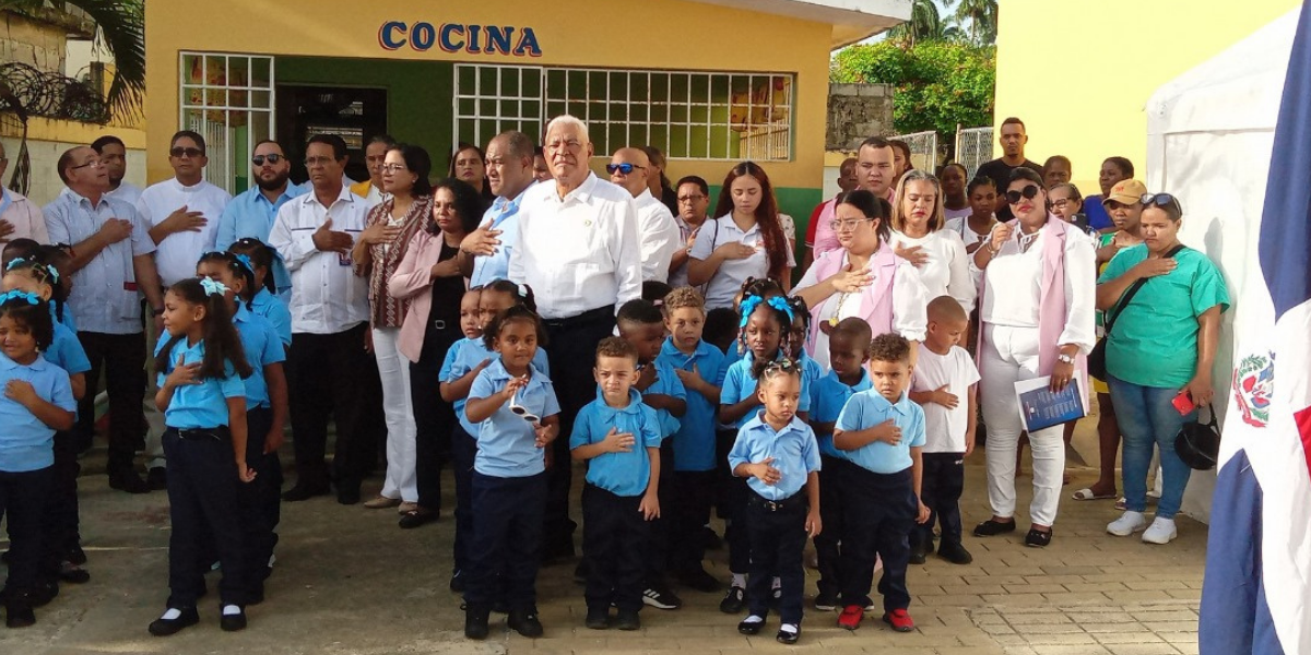 imagen Fotos de estudiantes en acto de izamiento de bandera.&nbsp; 