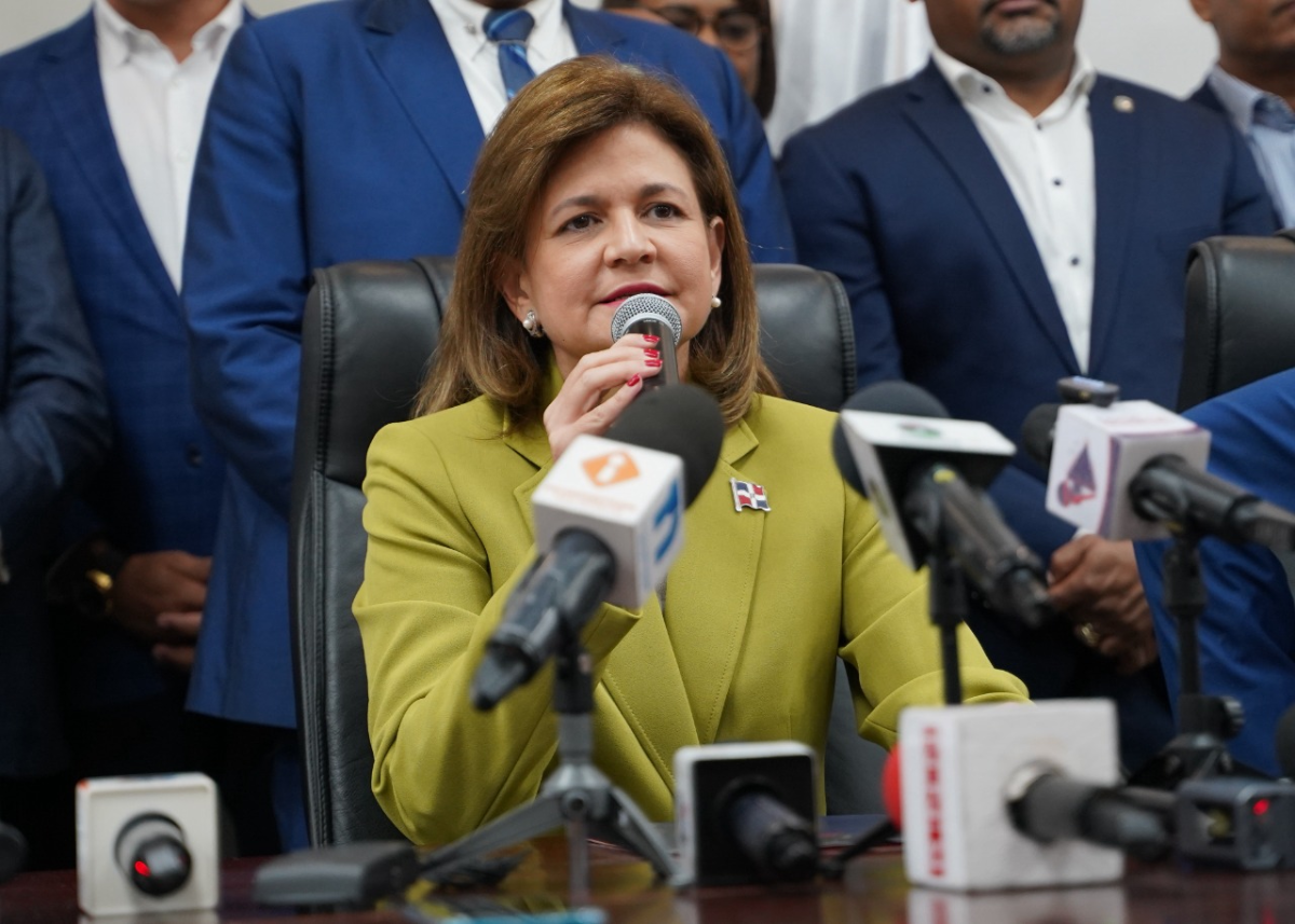  imagen &Aacute;ngel Hern&aacute;ndez, Ministro de Educaci&oacute;n de la Rep&uacute;blica Dominicana, de pie ante las c&aacute;maras.
&nbsp; 