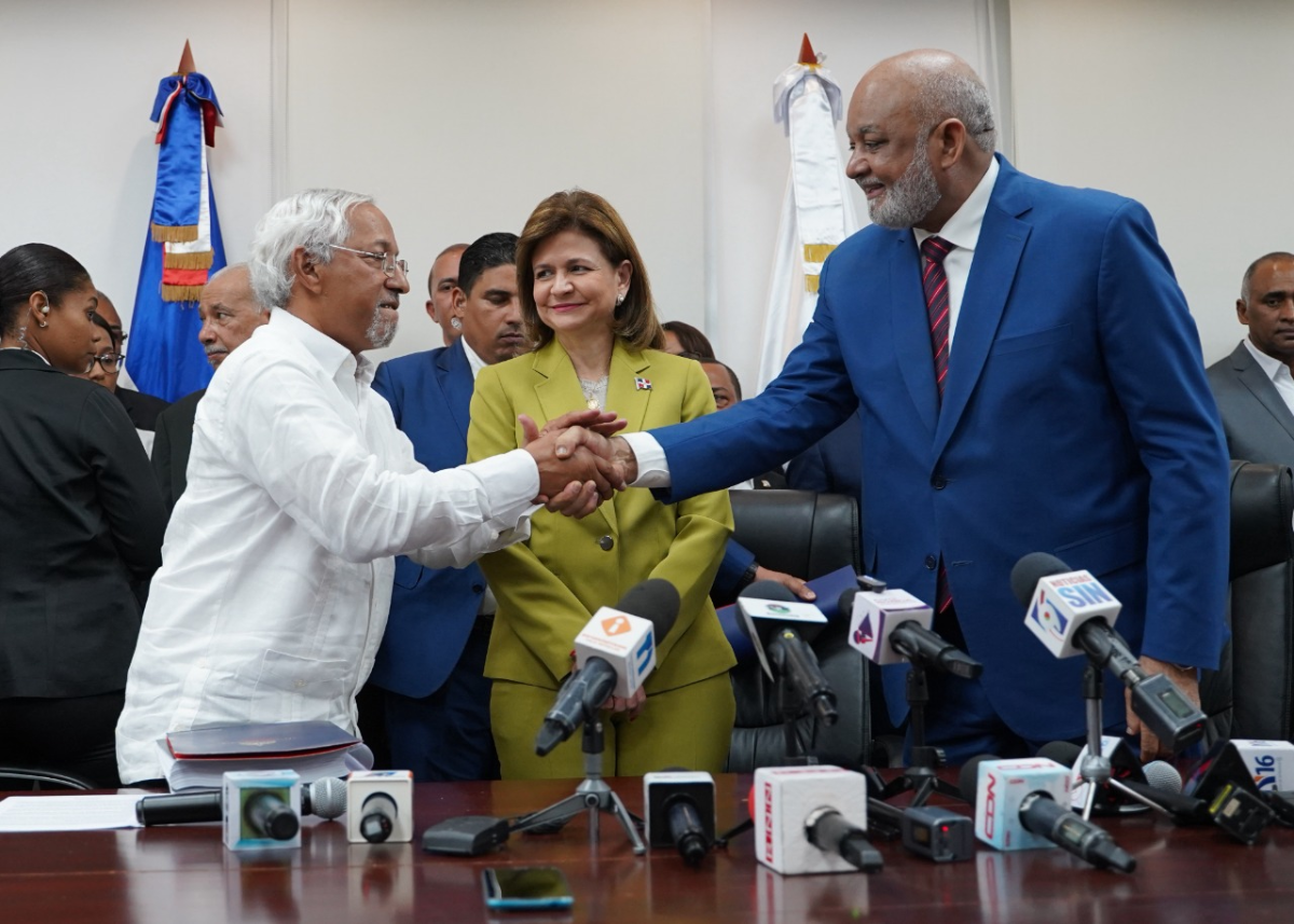  imagen &Aacute;ngel Hern&aacute;ndez, Ministro de Educaci&oacute;n de la Rep&uacute;blica Dominicana, de pie ante las c&aacute;maras.
&nbsp; 