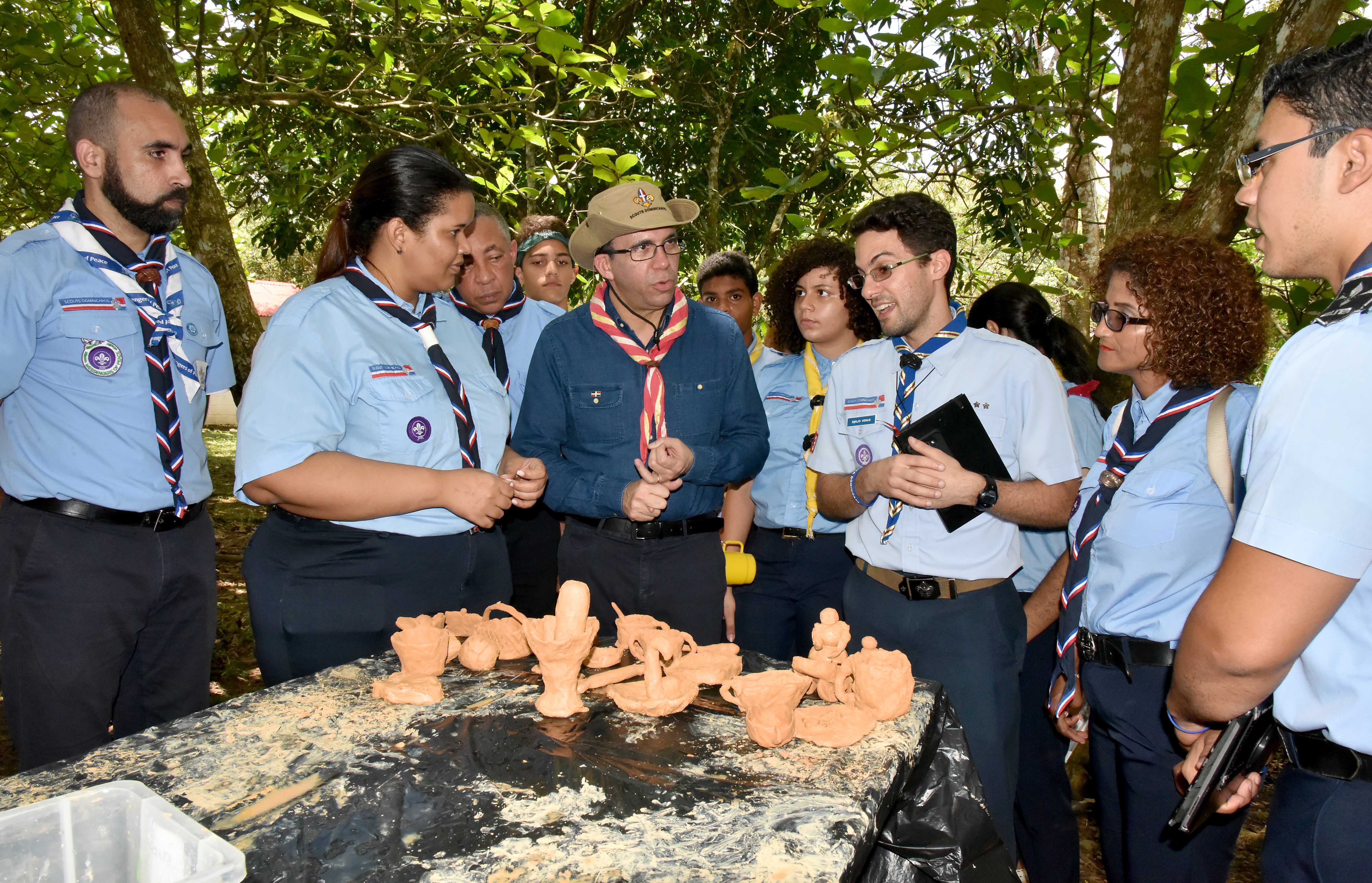  imagen Ministro Andr&eacute;s Navarro compartiendo impresiones con j&oacute;venes del Movimiento Scouts 