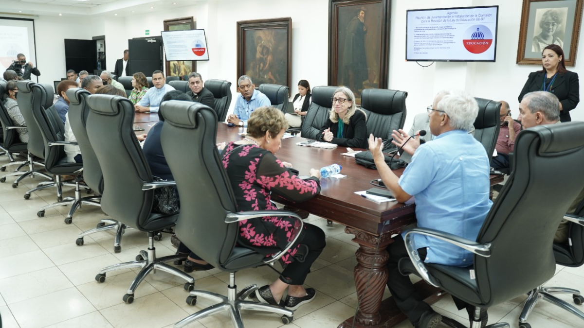  imagen Ministro de Educaci&oacute;n,&nbsp; &Aacute;ngel Hern&aacute;ndez reunido con integrantes de la comisi&oacute;n encargada de revisar y modificar la Ley General de Educaci&oacute;n 66-97. 