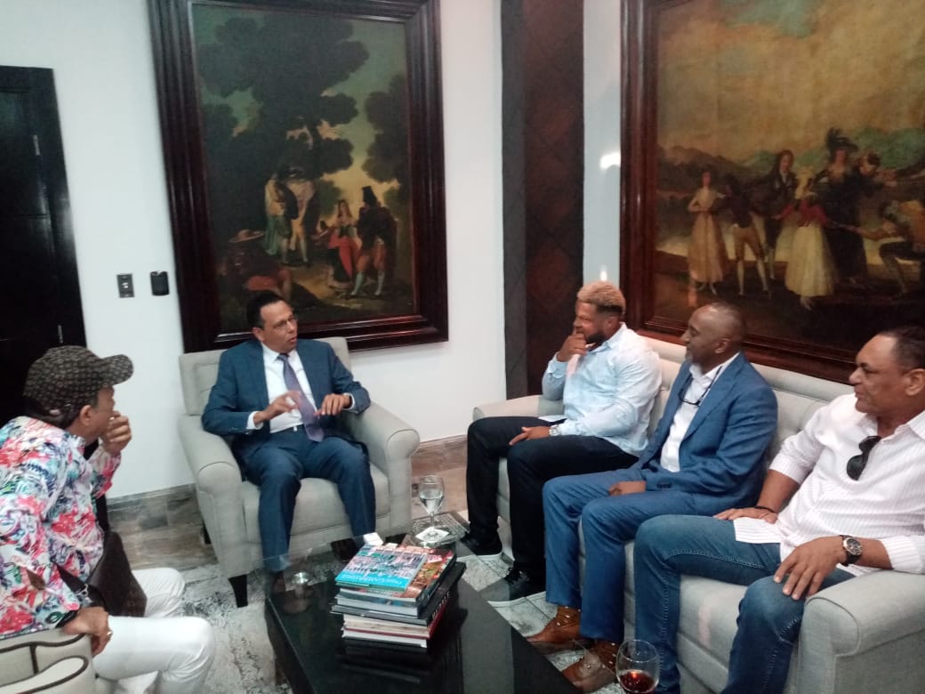  imagen Jugador de Grandes Ligas Robinson Can&oacute; en su visia al despacho del Ministro Antonio Pe&ntilde;a Mirabal. 