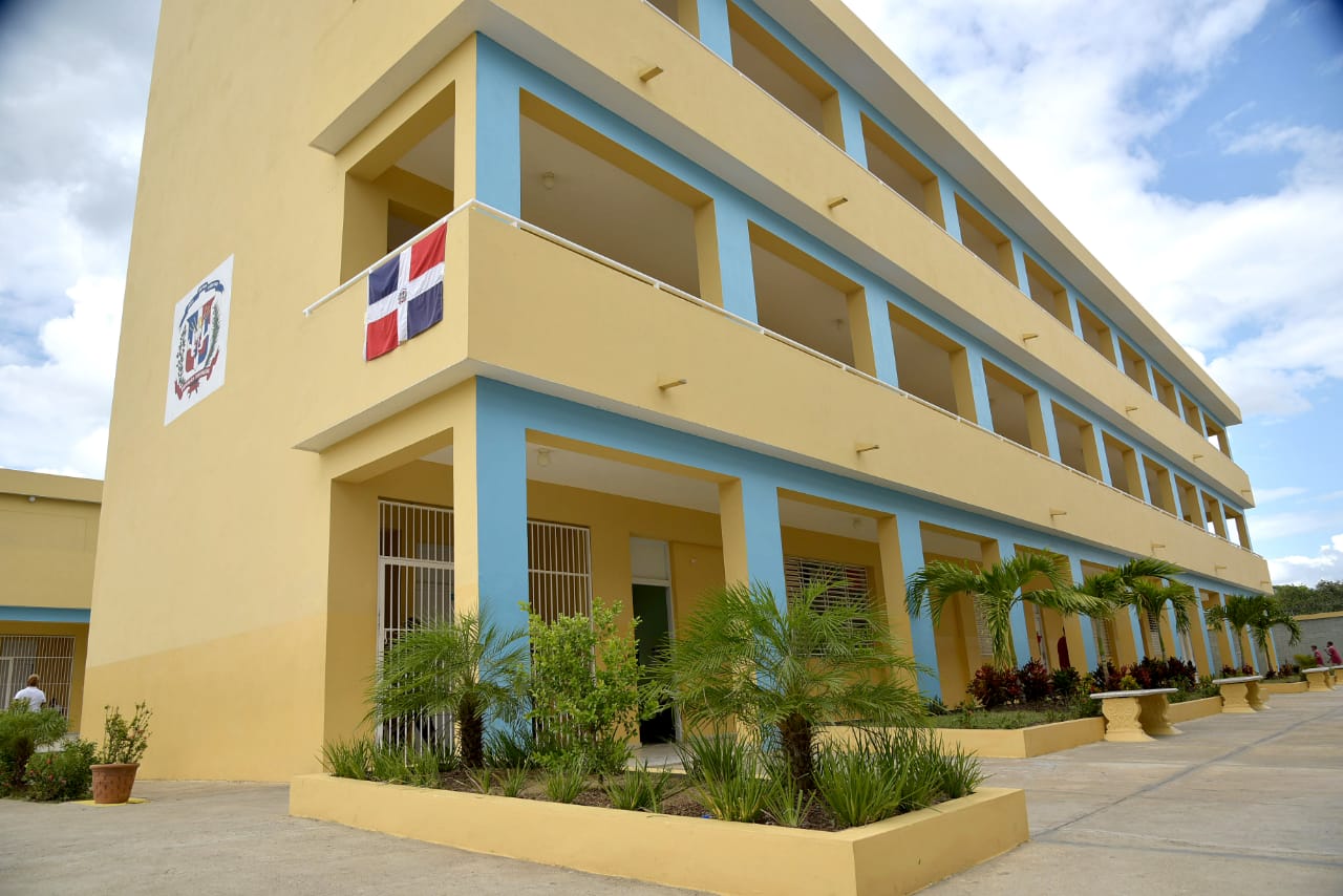  imagen Presidente Danilo Medina de pie cortando cinta acompa&ntilde;ada del Ministro Antonio Pe&ntilde;a Mirabal y dem&aacute;s autoridades educativas en entrega de cuatro modernos centros educativos y un liceo en San Francisco de Macor&iacute;s&nbsp; 