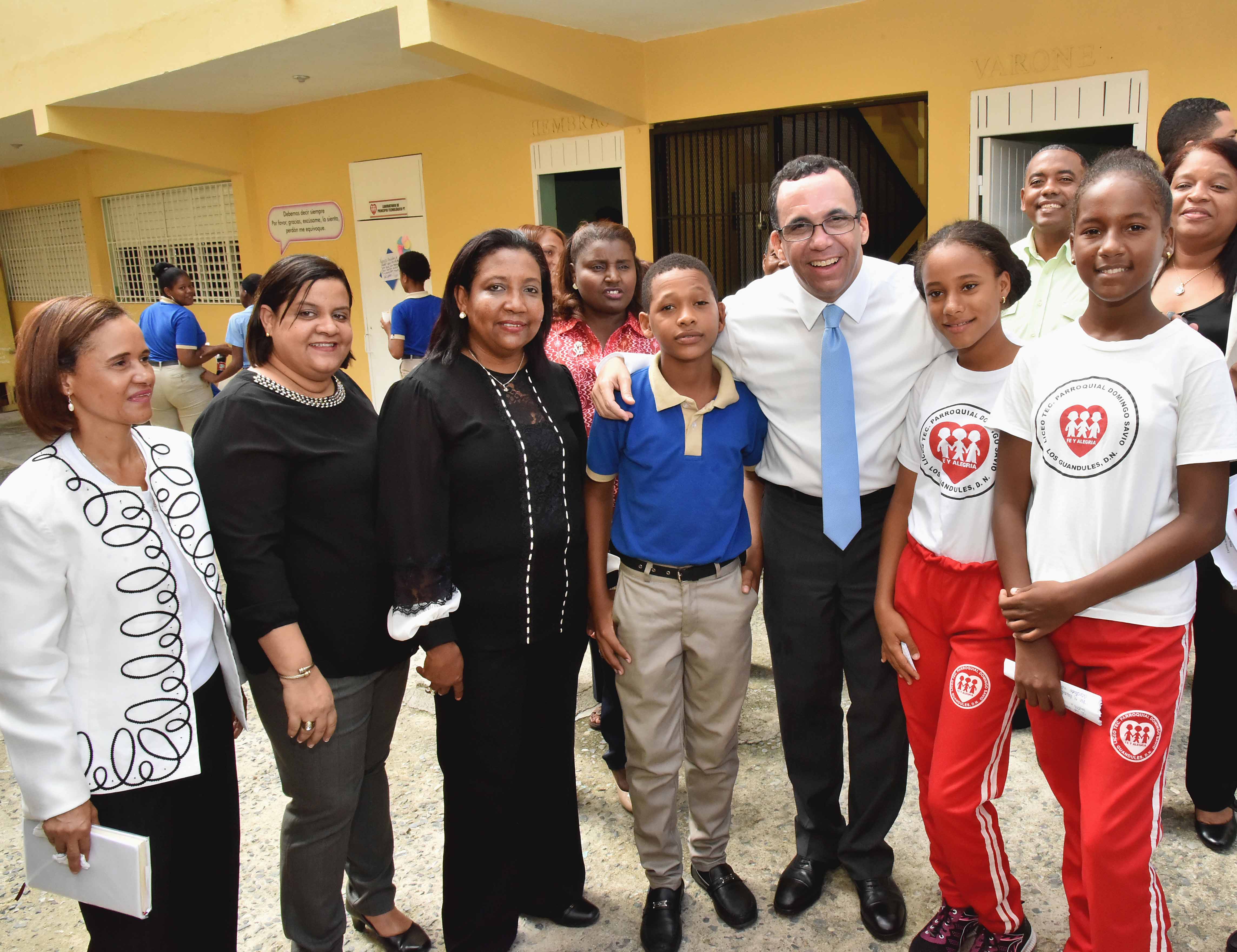  imagen Ministro Andr&eacute;s Navarro de pie frente a estudiantes sentados con sus laptops de Rep&uacute;blica Digital Educaci&oacute;n 