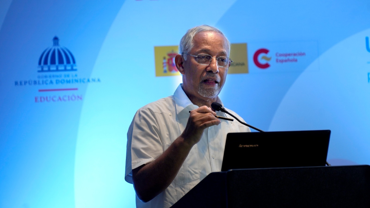  imagen Ministro de Educaci&oacute;n, &Aacute;ngel Hern&aacute;ndez; Carlos Carrera, representante de UNICEF en el pa&iacute;s; Antonio P&eacute;rez-Hern&aacute;ndez y Torra, embajador de Espa&ntilde;a en territorio dominicano y Manuel Alba Cano, coordinador general de la oficina de la AECID. 