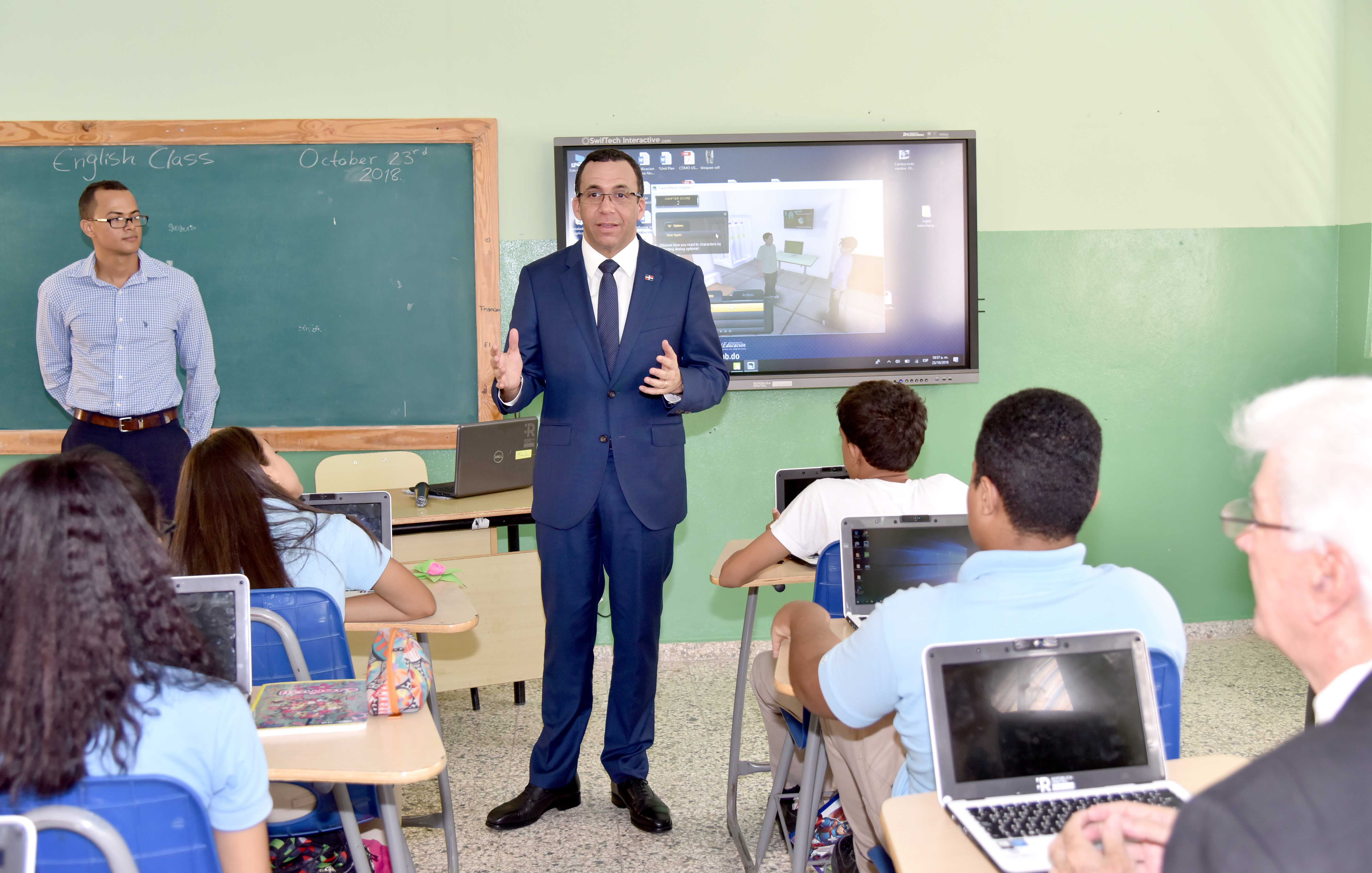  imagen Ministro Andr&eacute;s Navarro de pie conversando con estudiantes 