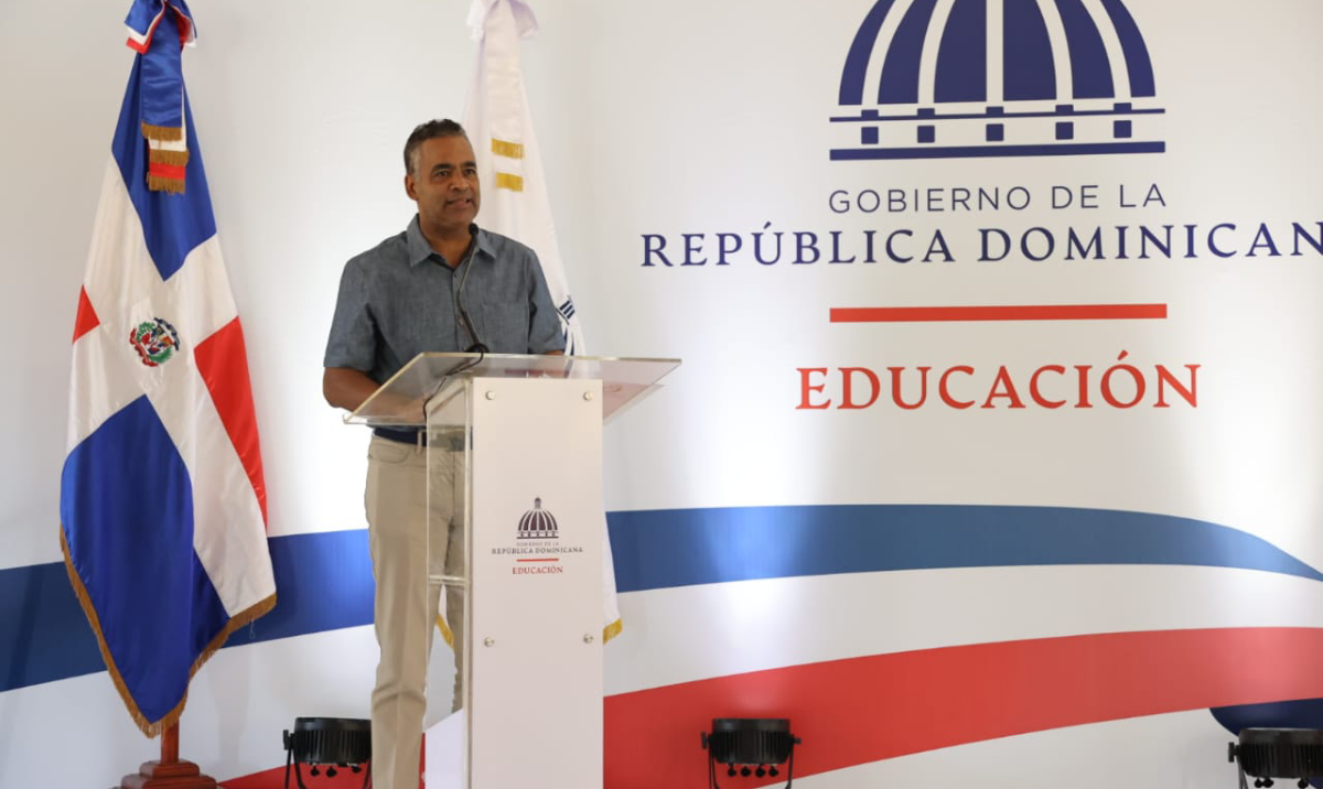  imagen Autoridades y estudiantes presentes durante inauguraci&oacute;n, de pie cantan himno nacional dominicano. 