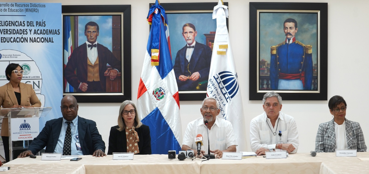  imagen Ministro de Educaci&oacute;n, &Aacute;ngel Hern&aacute;ndez en mesa de honor con autoridades gubernamentales educativas. 