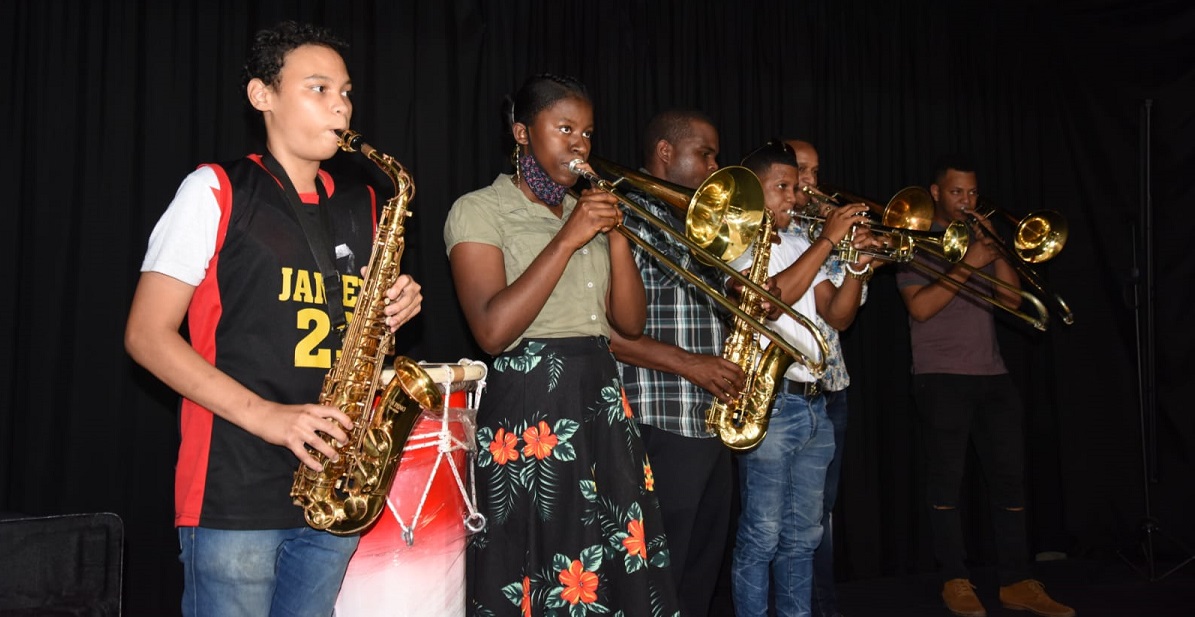  imagen Estudiantes mostrando sus instrumentos 