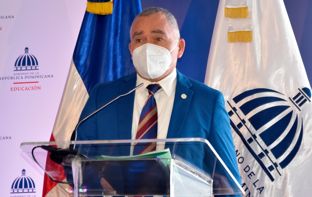  imagen El taller fue impartido por &Aacute;ngel Lockward, presidente de FUNDESEP. Dijo que cada funcionario que forma parte de las diferentes &aacute;reas del Ministerio de Educaci&oacute;n, se capacita para tener una noci&oacute;n m&aacute;s amplia sobre sus funciones.
&nbsp; 