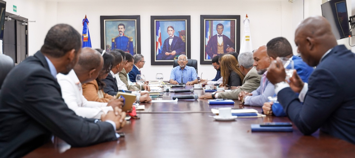  imagen Ministro de Educaci&oacute;n, &Aacute;ngel Hern&aacute;ndez reunido&nbsp; com representantes de la Asociaci&oacute;n Nacional de Profesionales y T&eacute;cnicos ( ANPROTED). 