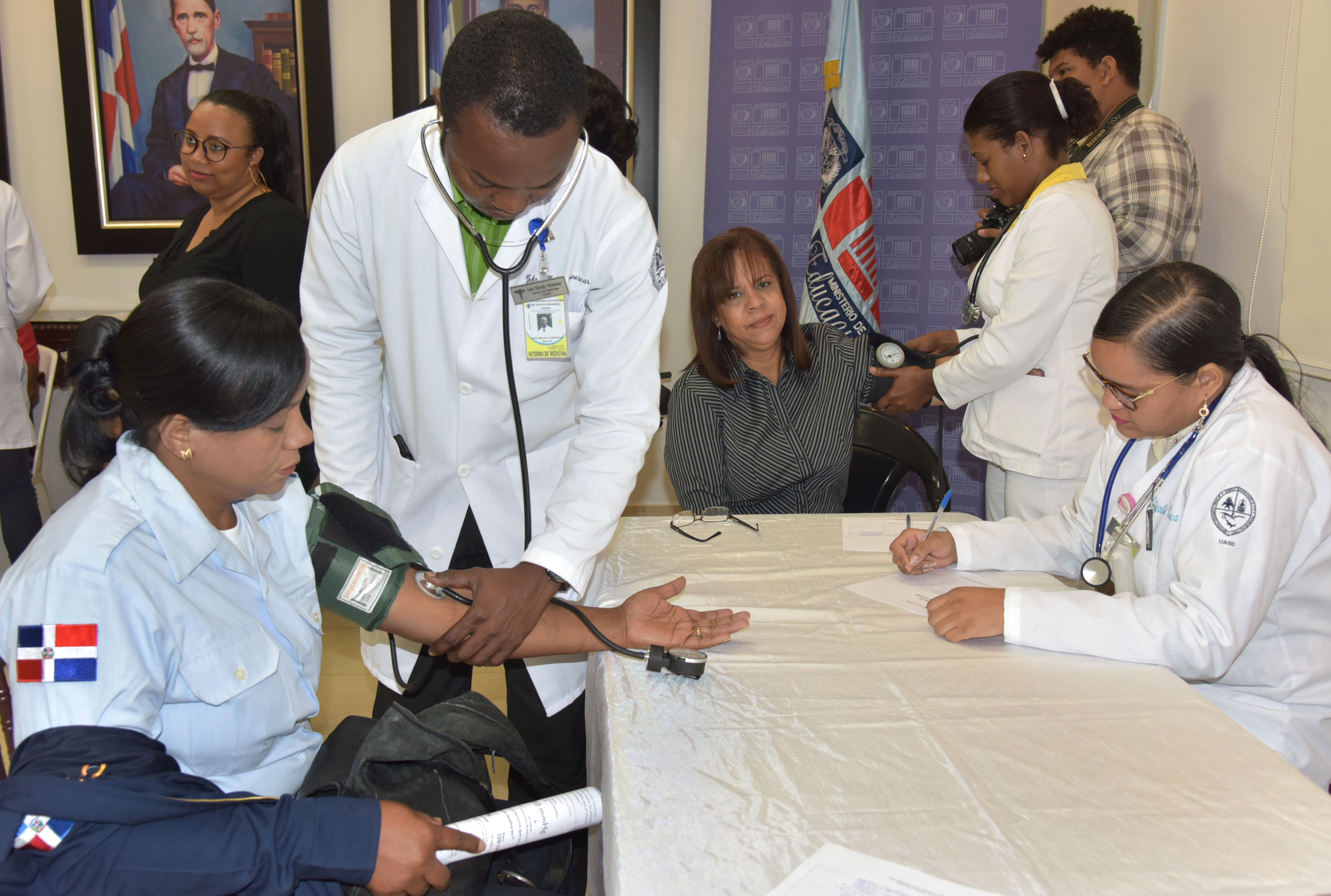  imagen Representaci&oacute;n de los empleados del Minerd que asistieron a la charla. 