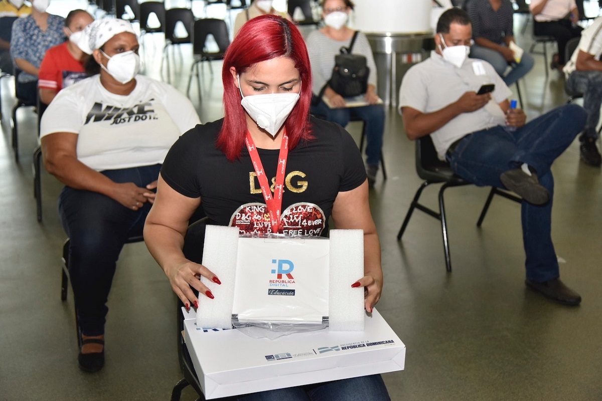  imagen &nbsp;El Ministerio de Educaci&oacute;n (MINERD), a trav&eacute;s del programa Rep&uacute;blica Digital Educaci&oacute;n, entregando en las &uacute;ltimas 3 semanas m&aacute;s de 33 mil dispositivos electr&oacute;nicos a familiares de estudiantes y docentes en la segunda fase de "Uno a Uno" donde m&aacute;s de 300 mil equipos tecnol&oacute;gicos ser&aacute;n distribuidos en todas las regionales educativas del pa&iacute;s. 