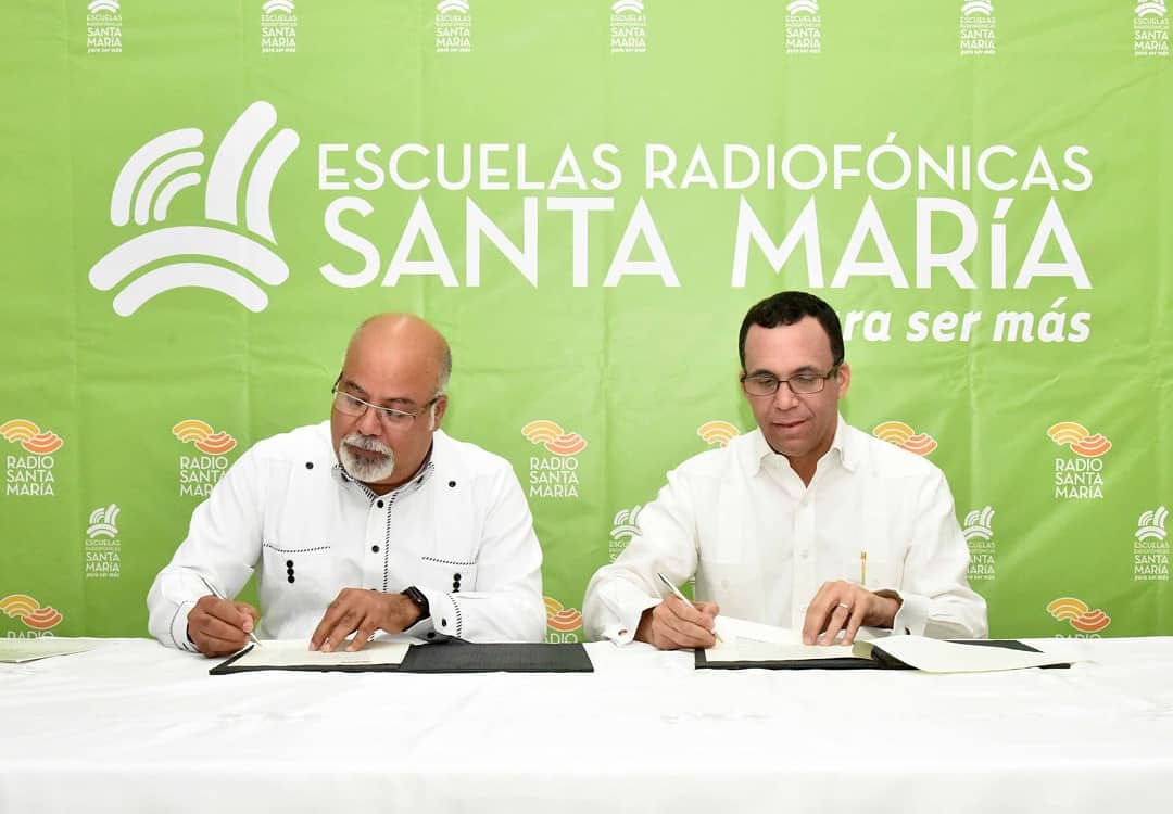  imagen Ministro Andr&eacute;s Navarro y director de las Escuelas Radiof&oacute;nicas Santa Mar&iacute;a, P. Jos&eacute; Victoriano Reyes, sentados firmando convenio de colaboraci&oacute;n para definir pol&iacute;ticas y emprender acciones conjuntas dirigidas al fortalecimiento y ampliaci&oacute;n de la educaci&oacute;n a distancia de personas j&oacute;venes y adultas. 