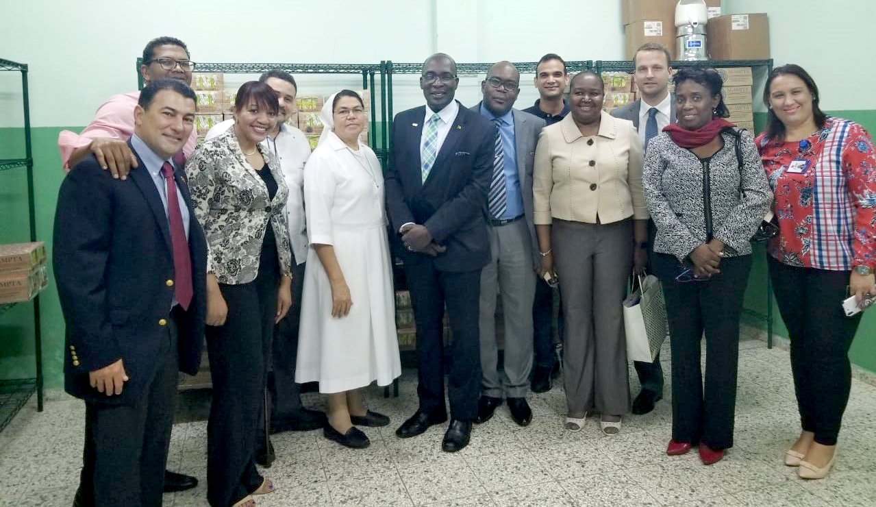  imagen Ministro Andr&eacute;s Navarro de pie junto a su hom&oacute;logo de Jamaica&nbsp; 