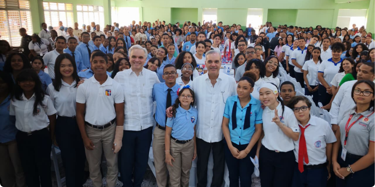  imagen presidente Luis Abinader y el ministro de Educaci&oacute;n, Luis Miguel De Camps, 