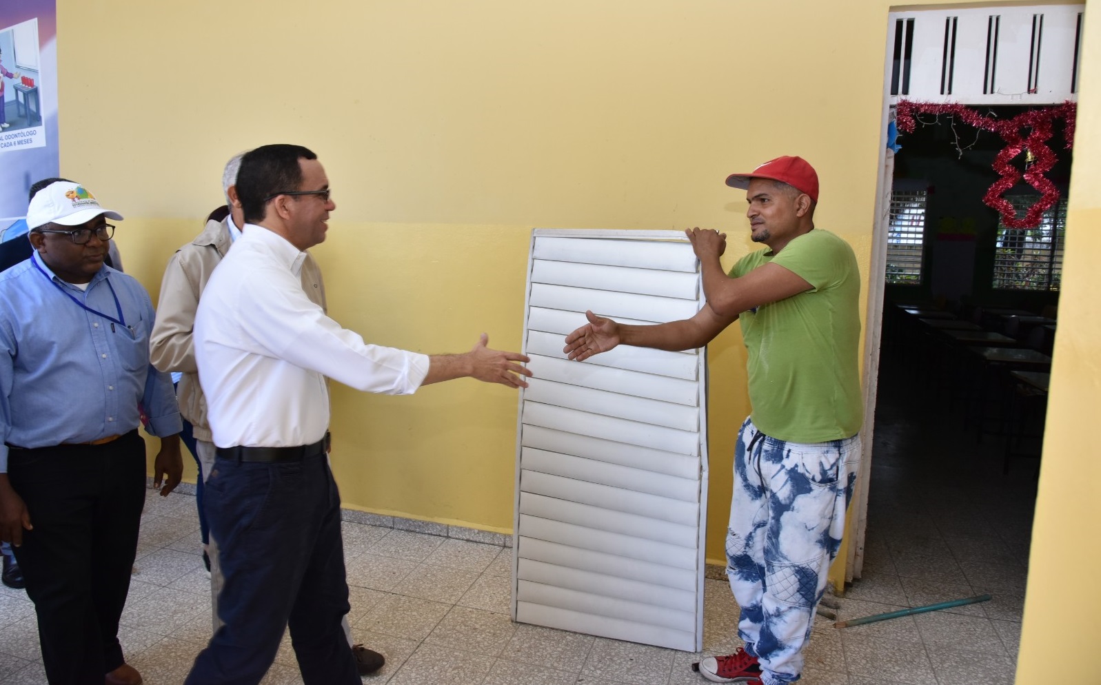  imagen Ministro Andr&eacute;s Navarro supervisando centro educativo afectado por explosi&oacute;n&nbsp; de Polyplas en Villas Agr&iacute;colas, le acompa&ntilde;an comisi&oacute;n t&eacute;cnica del Ministerio de Educaci&oacute;n y autoridades educativas.&nbsp; 