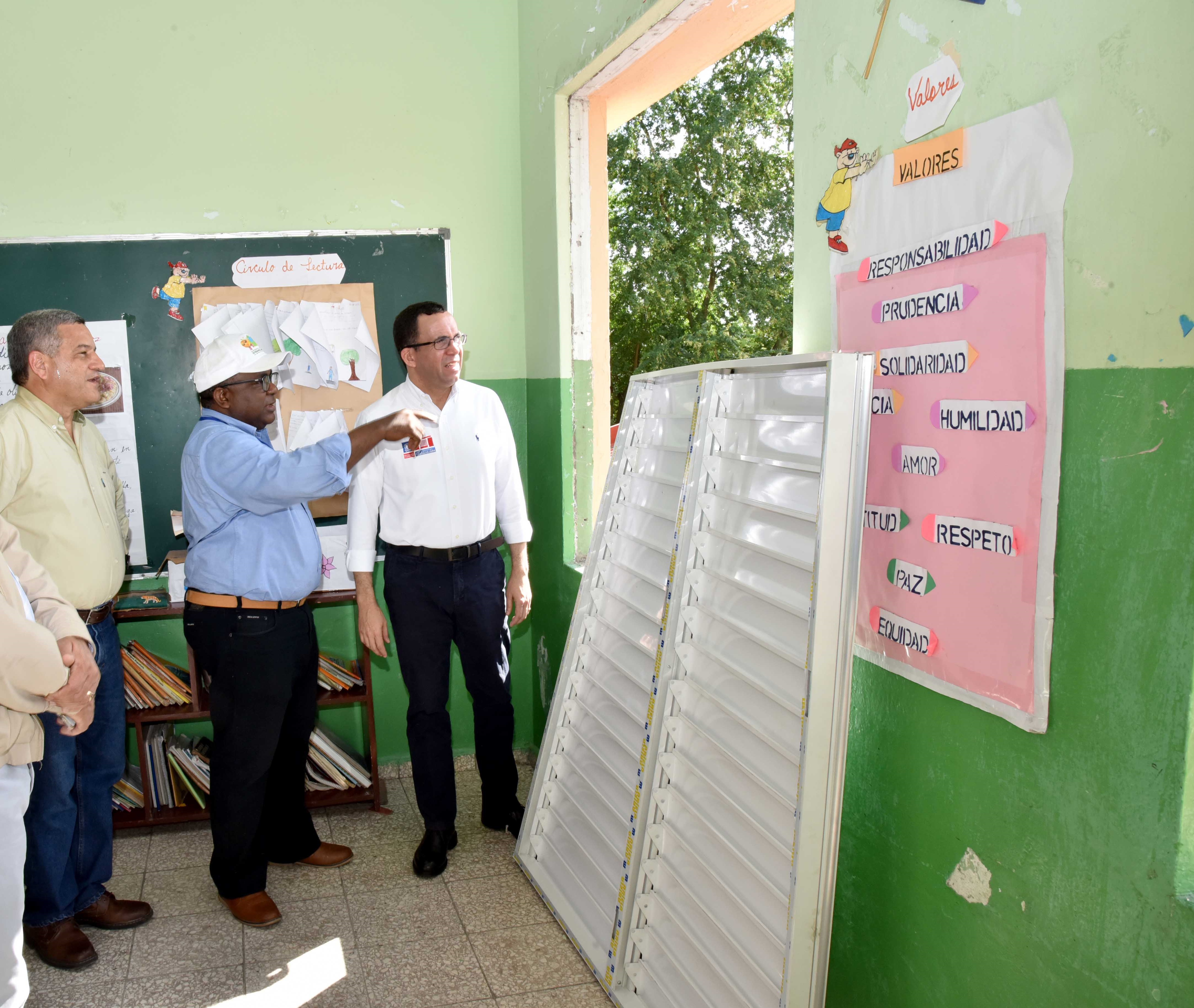  imagen Ministro Andr&eacute;s Navarro supervisando centro educativo afectado por explosi&oacute;n&nbsp; de Polyplas en Villas Agr&iacute;colas, le acompa&ntilde;an comisi&oacute;n t&eacute;cnica del Ministerio de Educaci&oacute;n y autoridades educativas.&nbsp; 