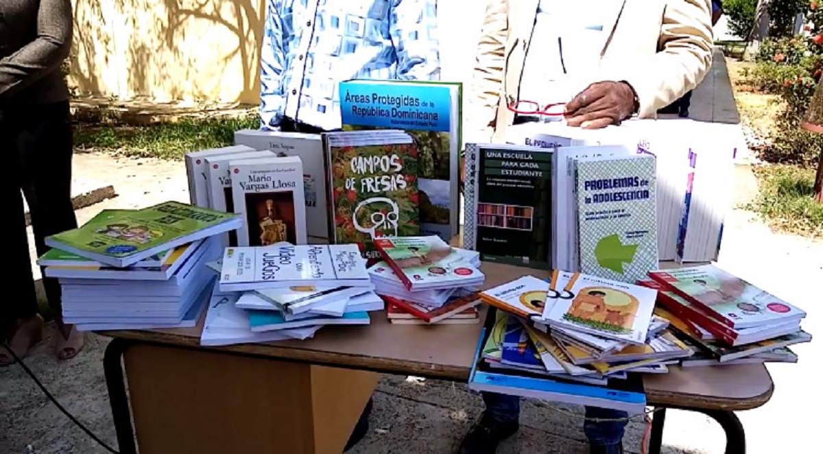  imagen MINERD entregando 32 Bibliotecas Pedag&oacute;gicas a centros educativos en San Pedro de Macor&iacute;s 