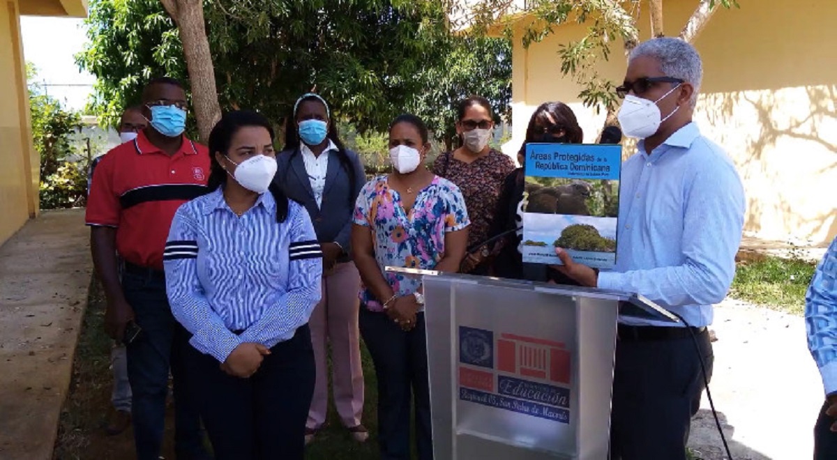  imagen MINERD entregando 32 Bibliotecas Pedag&oacute;gicas a centros educativos en San Pedro de Macor&iacute;s 