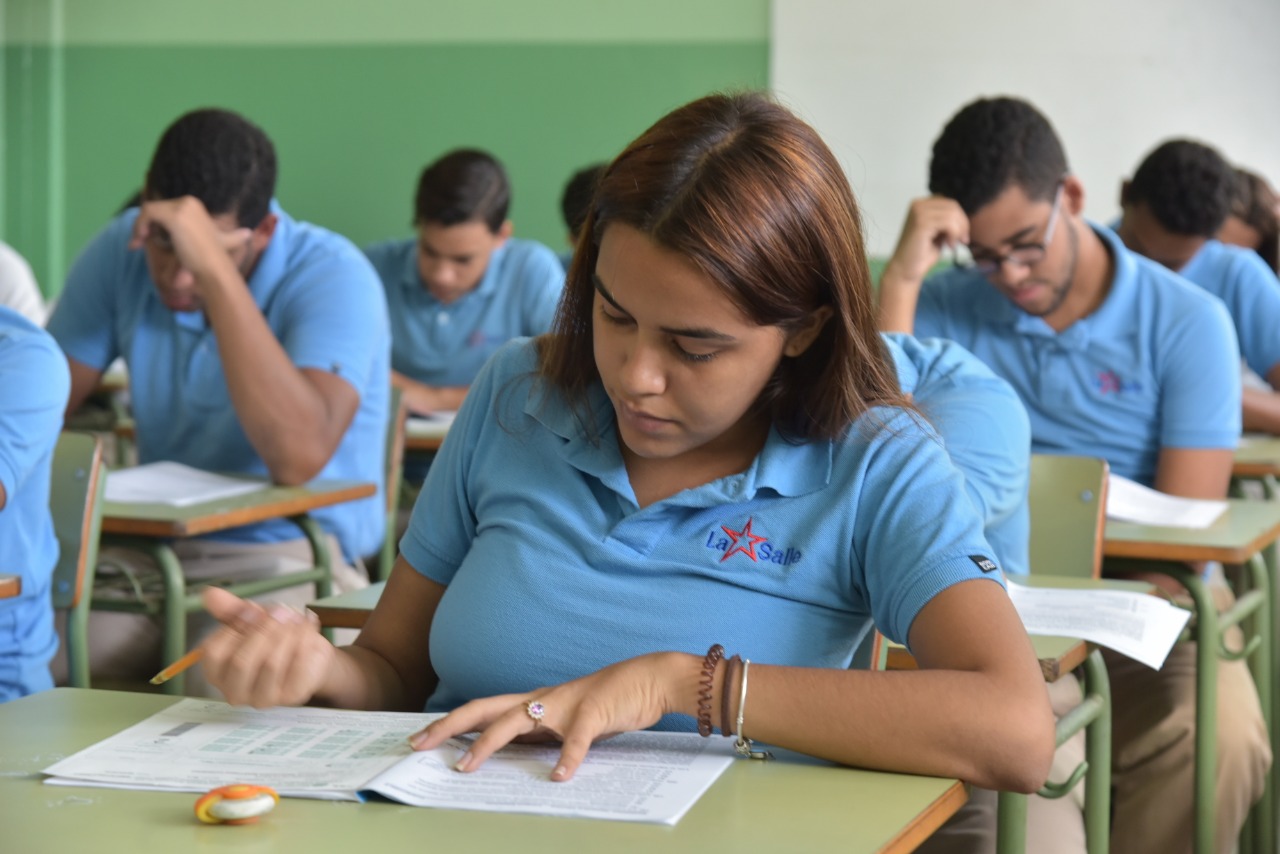  imagen Estudiantes tomando las pruebas nacionales 