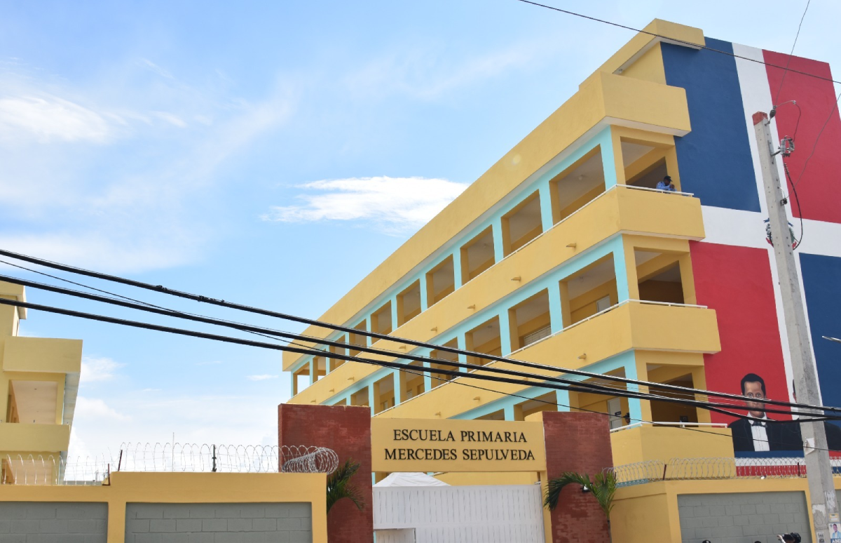  imagen Presidente de la Rep&uacute;blica Dominicana, Luis Abinader junto a ministro de Educaci&oacute;n, &Aacute;ngel Hern&aacute;ndez inaguran Centro Educativo Mercedes Sep&uacute;lveda, de Jornada Escolar Extendida. 