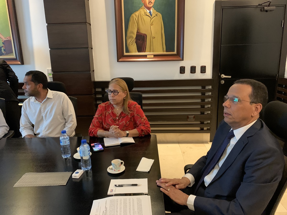  imagen Ministro Pe&ntilde;a Mirabal durante la reuni&oacute;n 