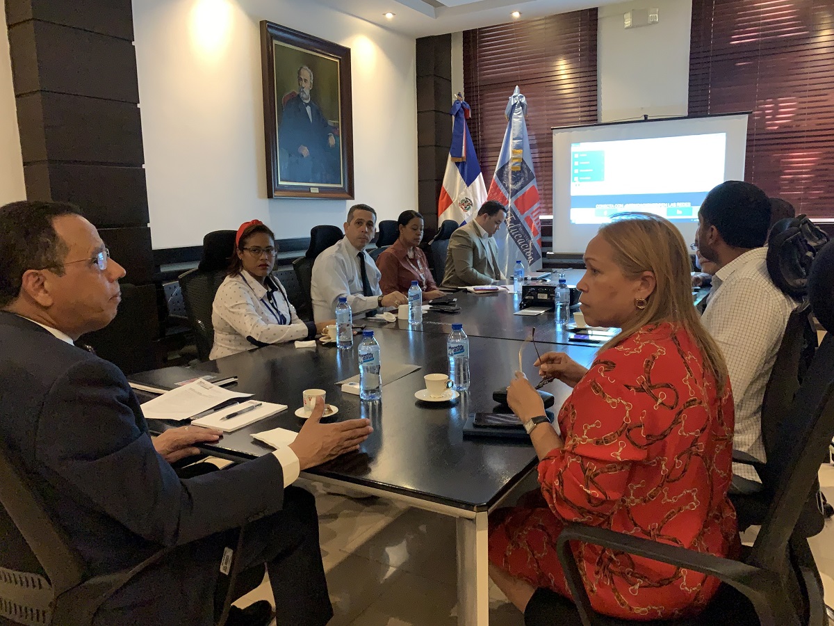  imagen Ministro Pe&ntilde;a Mirabal durante la reuni&oacute;n 