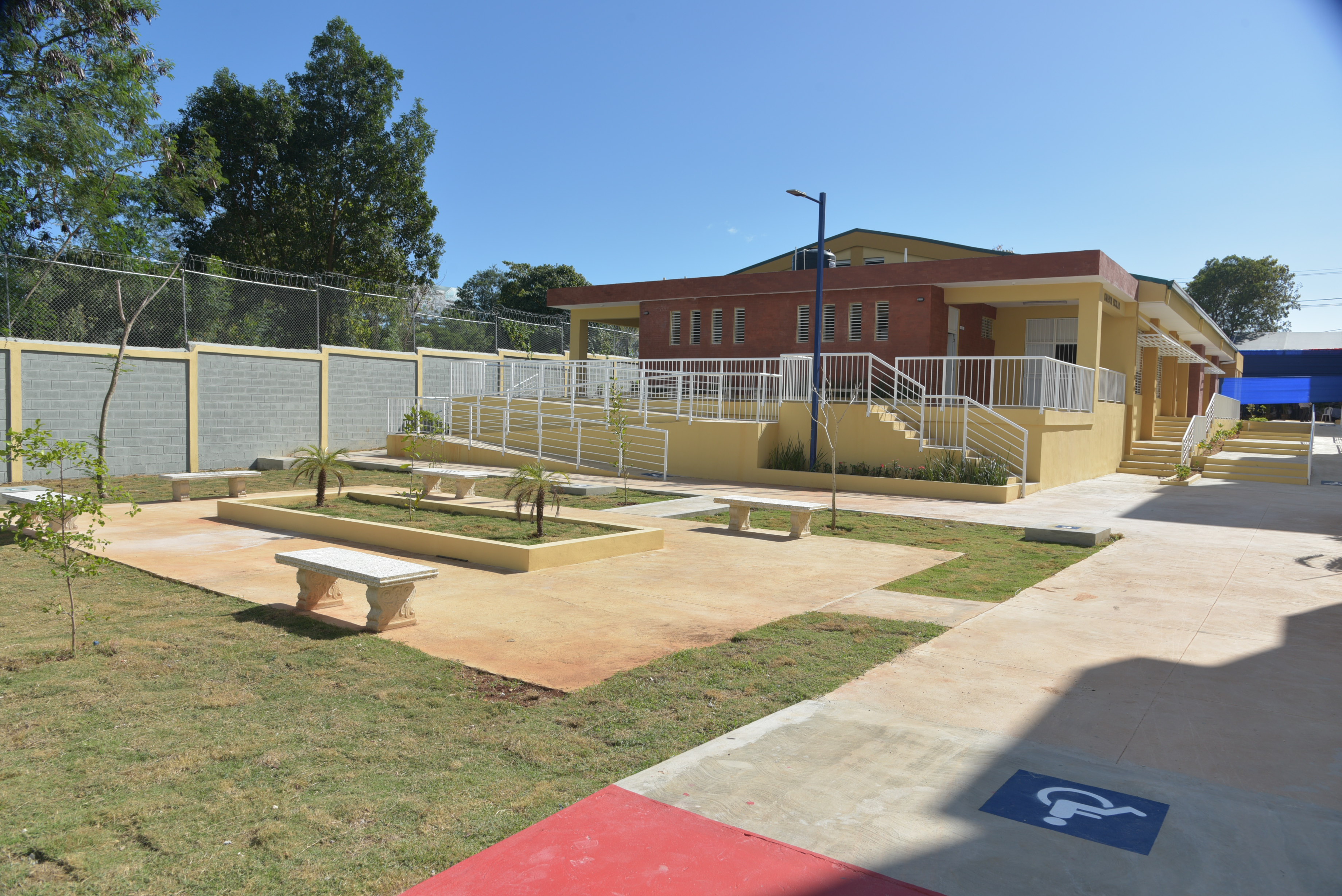  imagen Presidente Danilo Medina junto a Ministro Andr&eacute;s Navarro y dem&aacute;s autoridades educativas cortan cinta en acto de entrega de cuatro modernos centros educativos 
