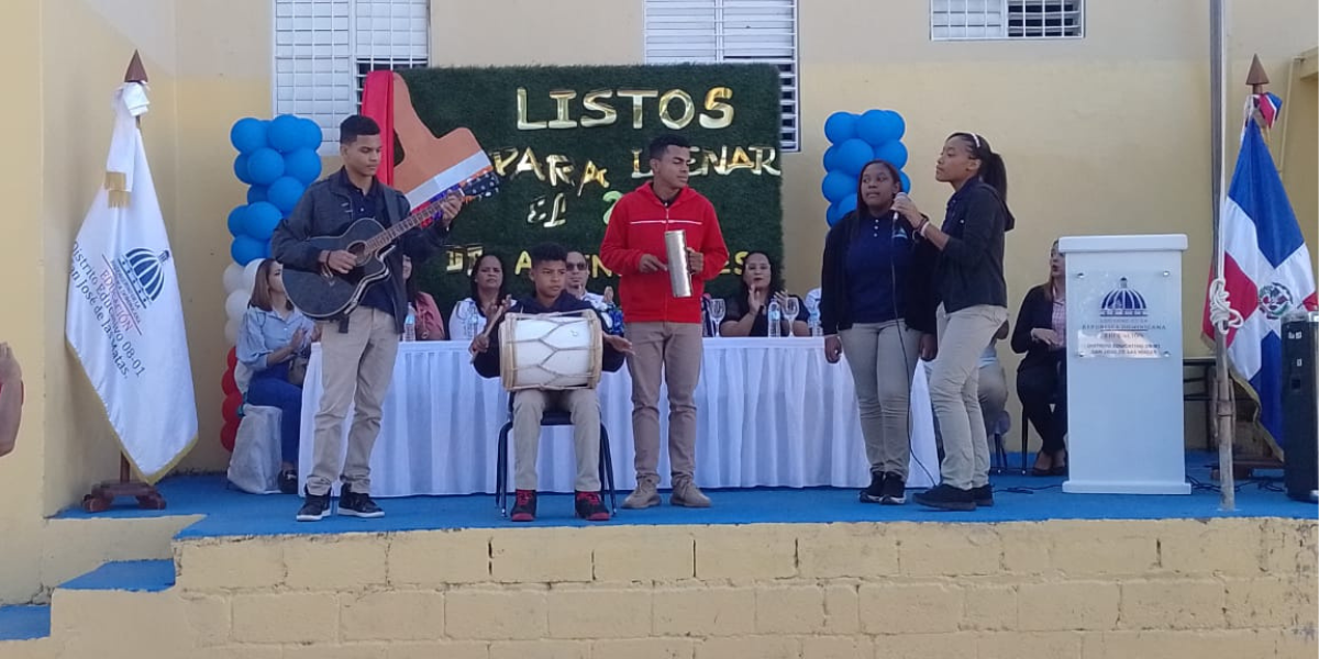  imagen Fotos de estudiantes en la expladana del plantel educativo. 